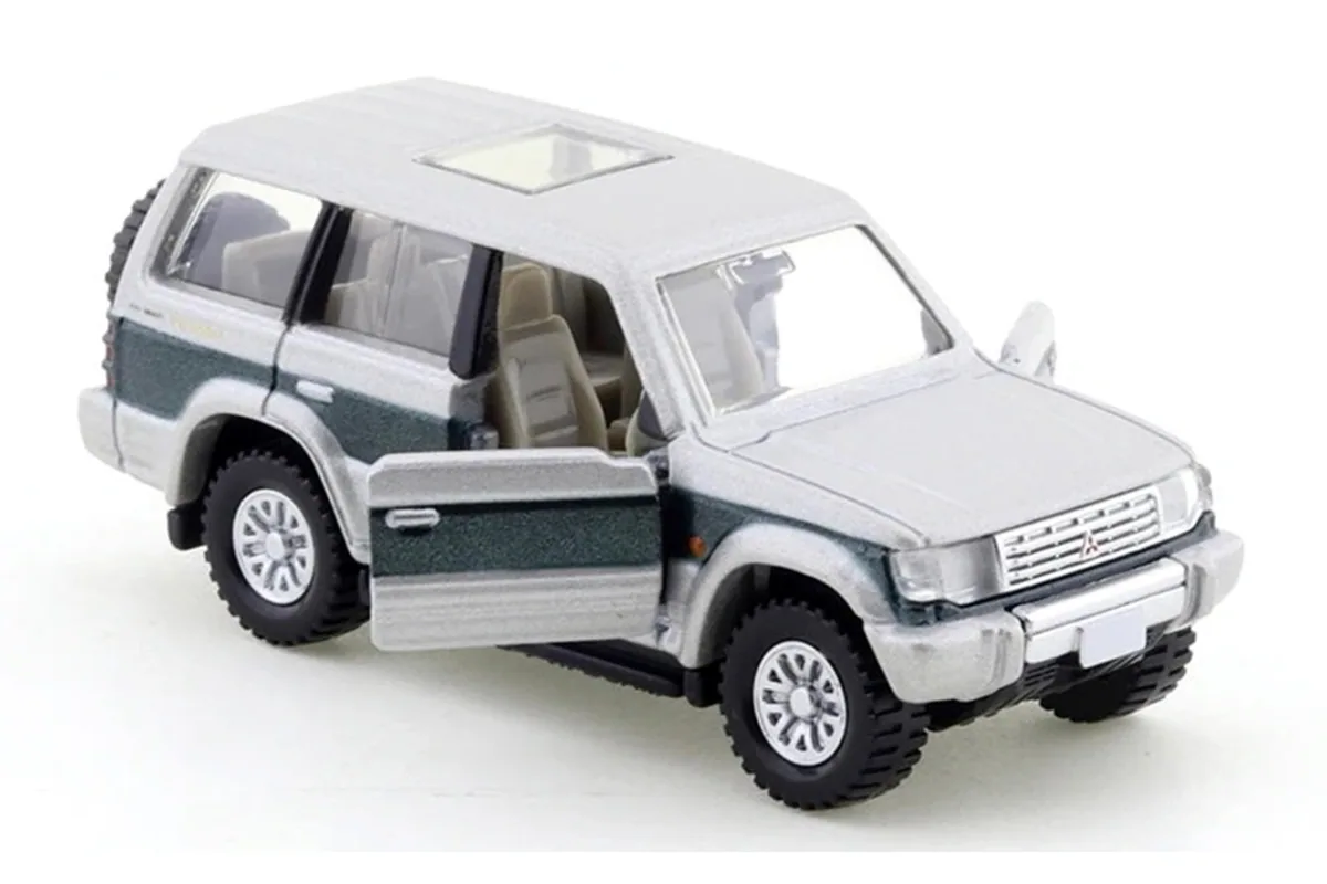 Tomica No. 04 Mitsubishi Pajero / 三菱 帕杰罗 die-cast model — official product photo of the toy car